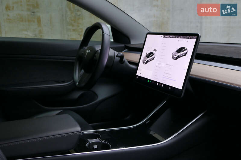 Седан Tesla Model 3 2018 в Львове