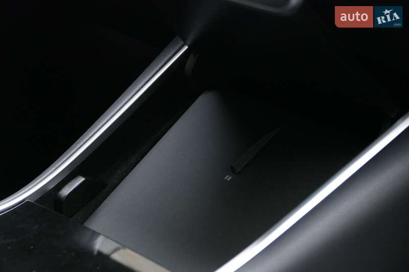 Седан Tesla Model 3 2018 в Львове