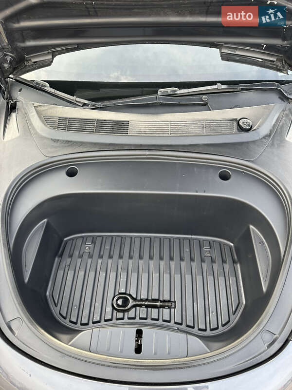 Седан Tesla Model 3 2023 в Львове