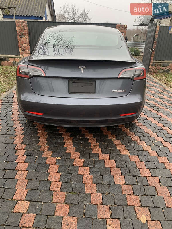 Седан Tesla Model 3 2023 в Гребенке