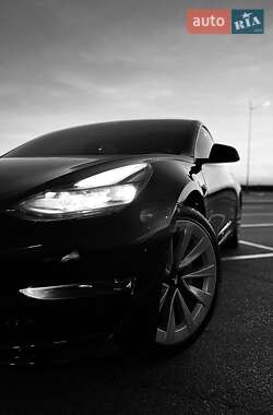 Седан Tesla Model 3 2022 в 