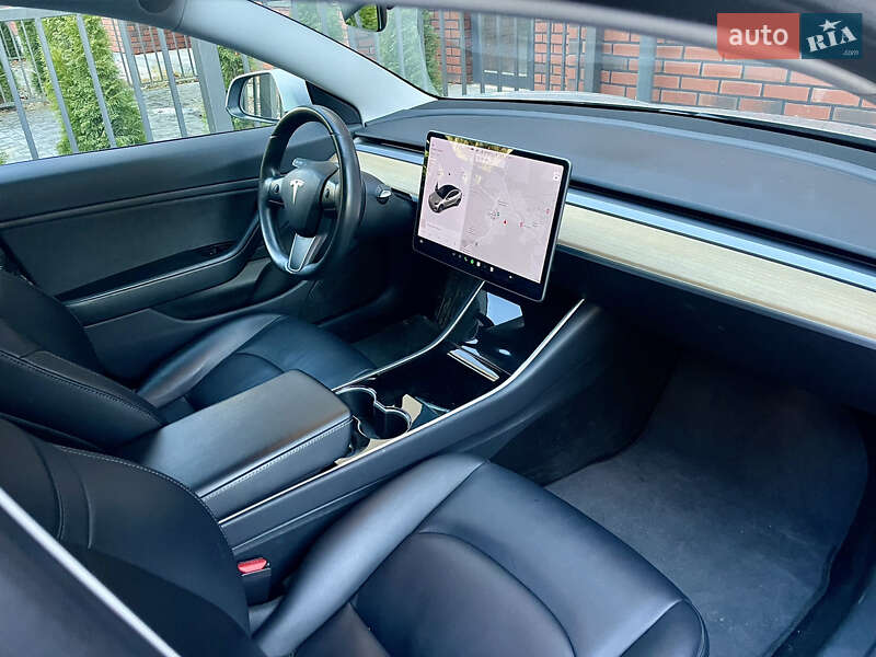 Седан Tesla Model 3 2018 в Львове
