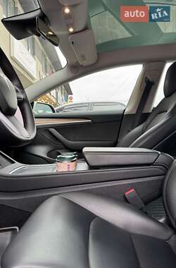 Седан Tesla Model 3 2022 в 