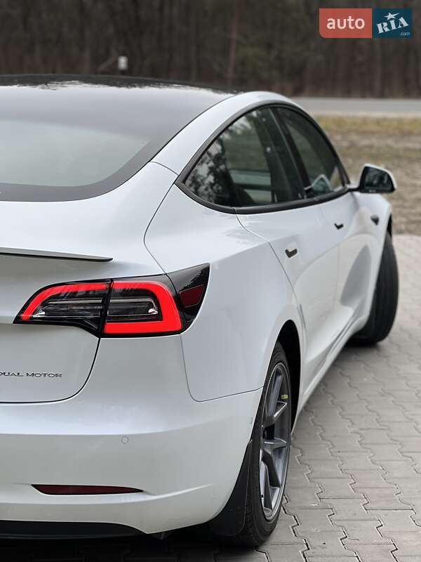 Седан Tesla Model 3 2022 в Коростені