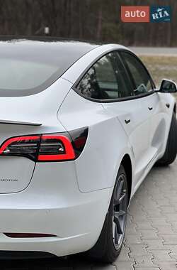 Седан Tesla Model 3 2022 в 