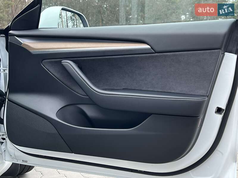 Седан Tesla Model 3 2022 в Коростені