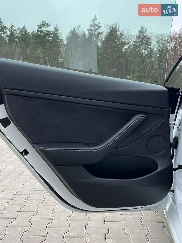 Седан Tesla Model 3 2022 в Коростені