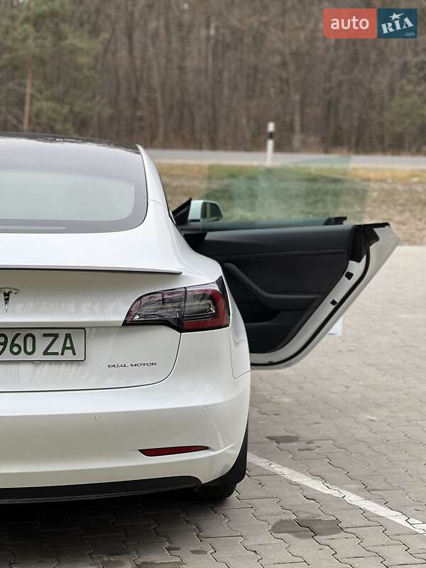 Седан Tesla Model 3 2022 в Коростені