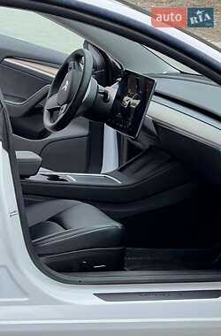 Седан Tesla Model 3 2022 в 