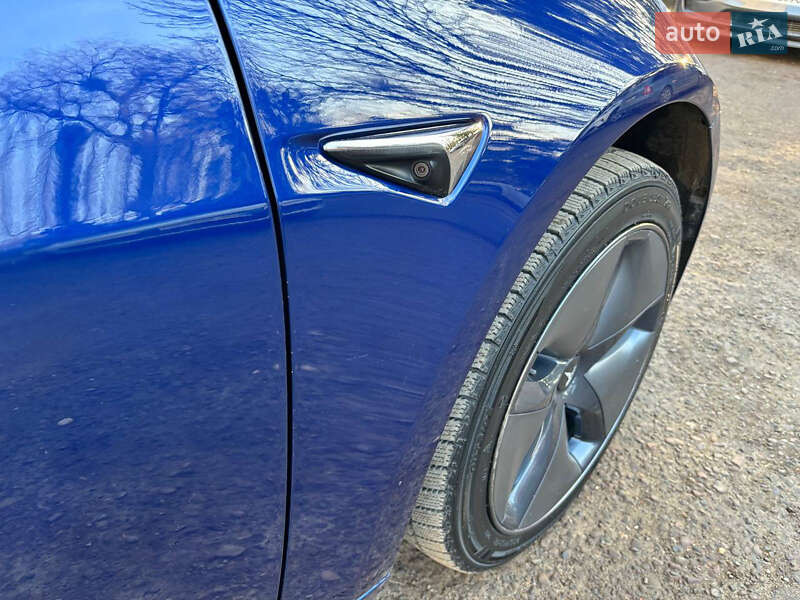 Седан Tesla Model 3 2020 в Чернівцях