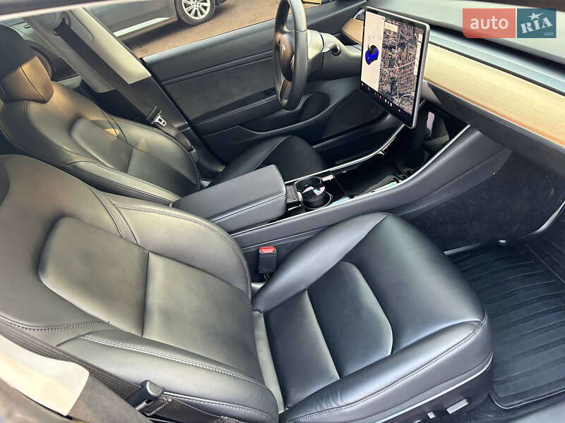 Седан Tesla Model 3 2020 в Чернівцях