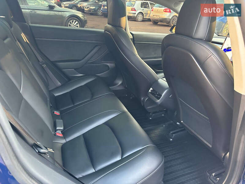 Седан Tesla Model 3 2020 в Чернівцях