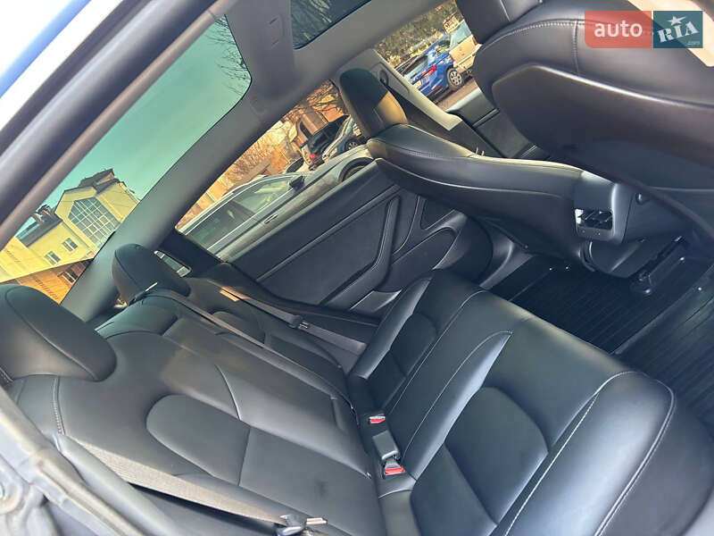 Седан Tesla Model 3 2020 в Чернівцях