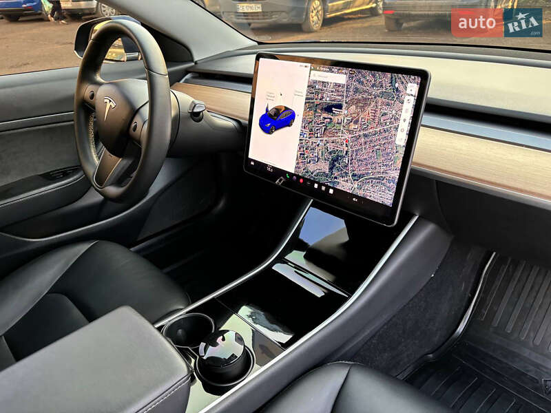 Седан Tesla Model 3 2020 в Чернівцях