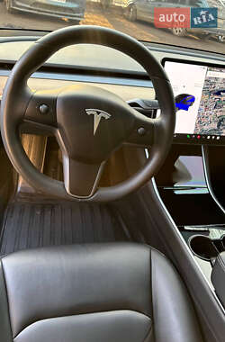 Седан Tesla Model 3 2020 в Черновцах