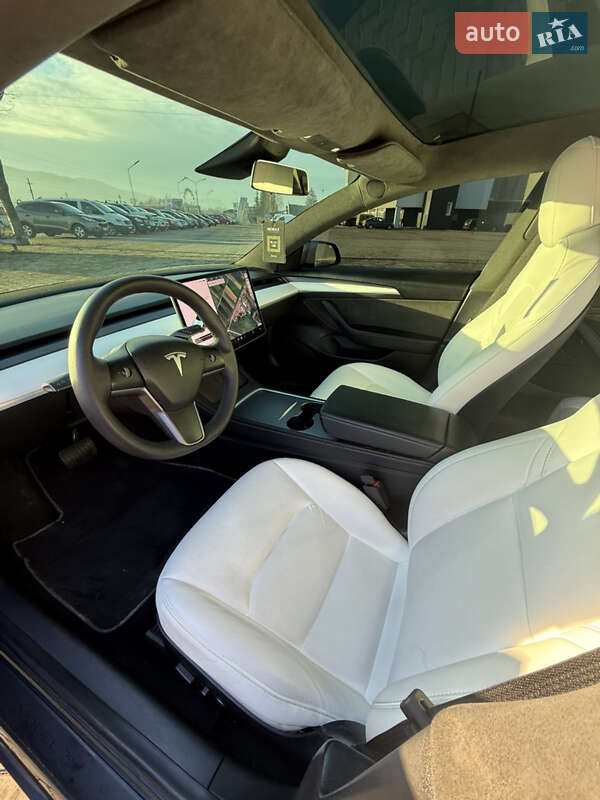 Седан Tesla Model 3 2021 в Ужгороді