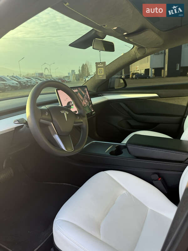 Седан Tesla Model 3 2021 в Ужгороді