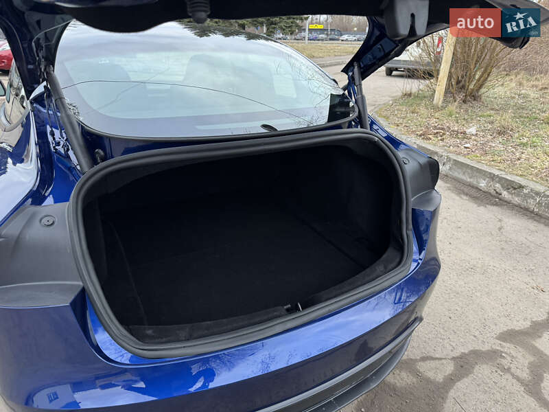 Седан Tesla Model 3 2024 в Львові
