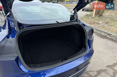 Седан Tesla Model 3 2024 в 