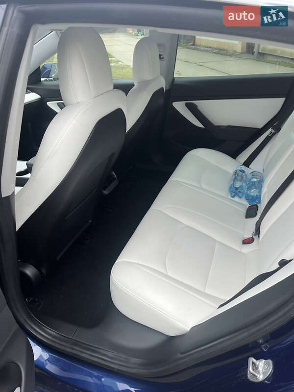 Седан Tesla Model 3 2019 в Львове