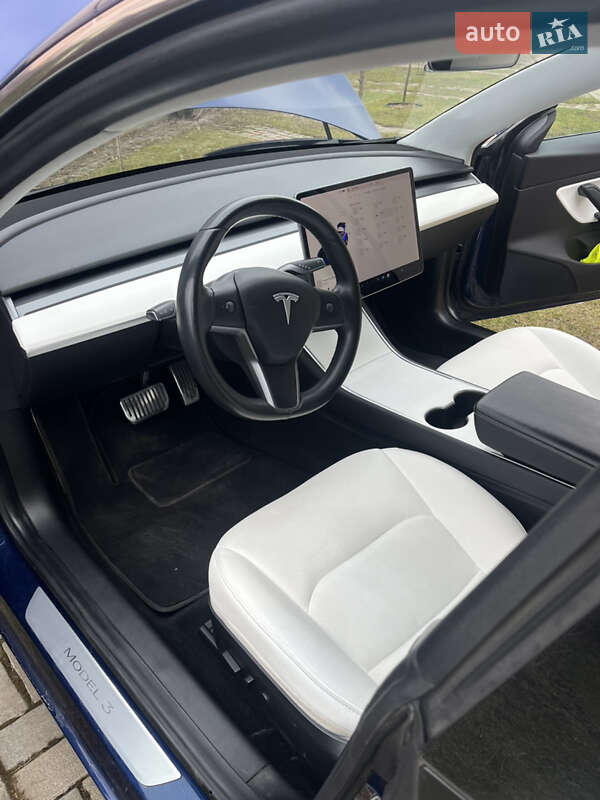 Седан Tesla Model 3 2019 в Львове