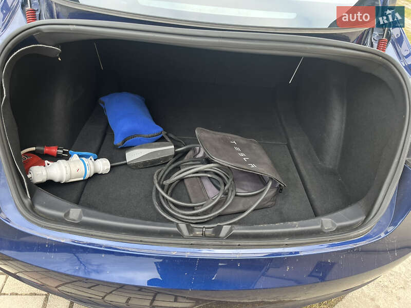 Седан Tesla Model 3 2019 в Львове