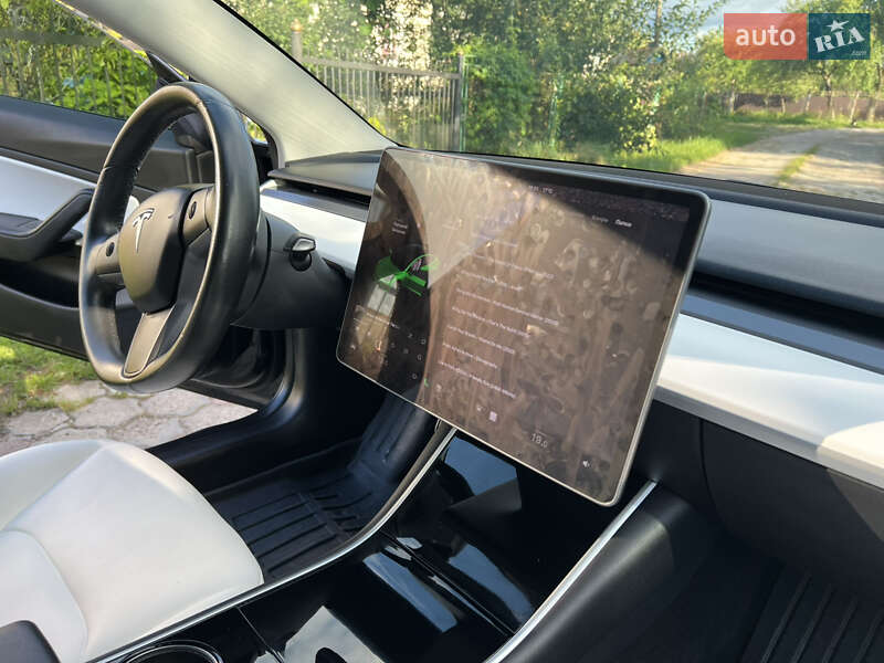 Седан Tesla Model 3 2018 в Долине