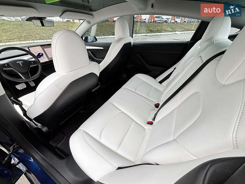 Седан Tesla Model 3 2023 в Львові