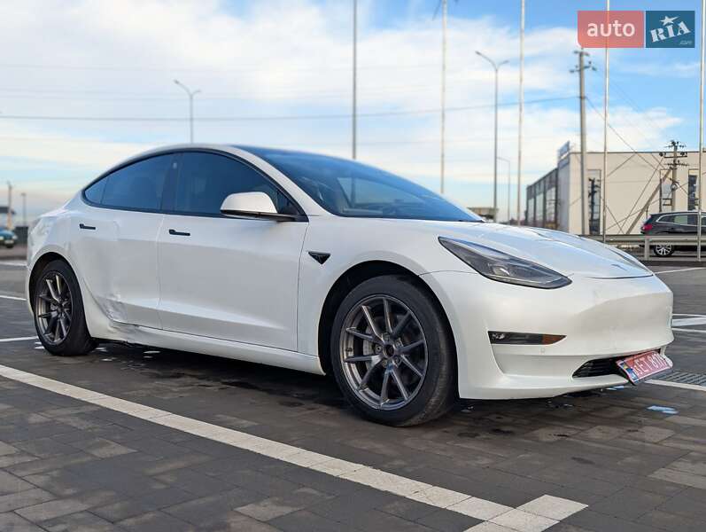 Седан Tesla Model 3 2021 в 