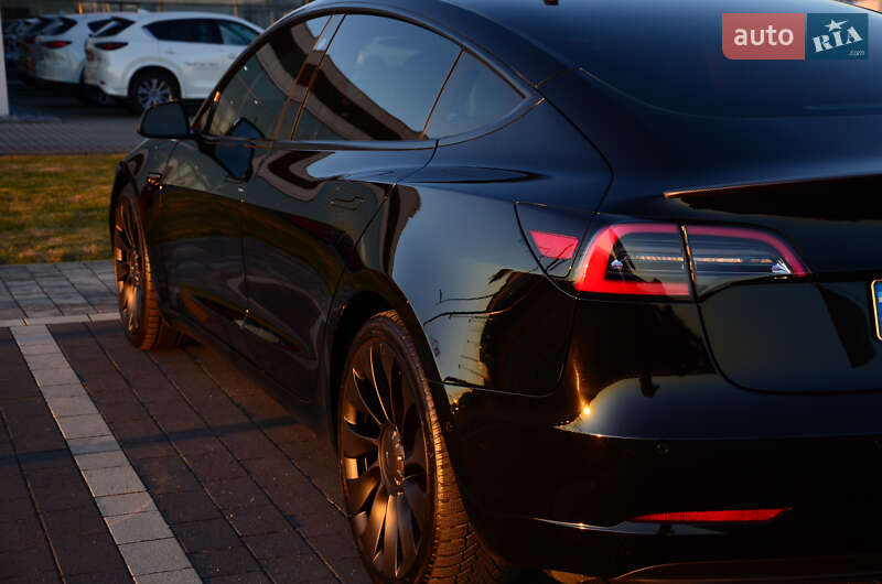 Седан Tesla Model 3 2021 в Мукачево