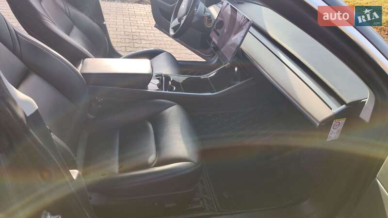 Седан Tesla Model 3 2019 в Тячеве