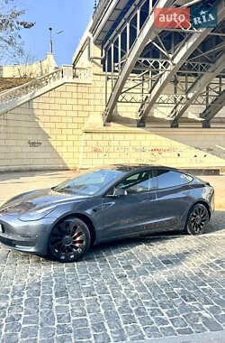Седан Tesla Model 3 2022 в 