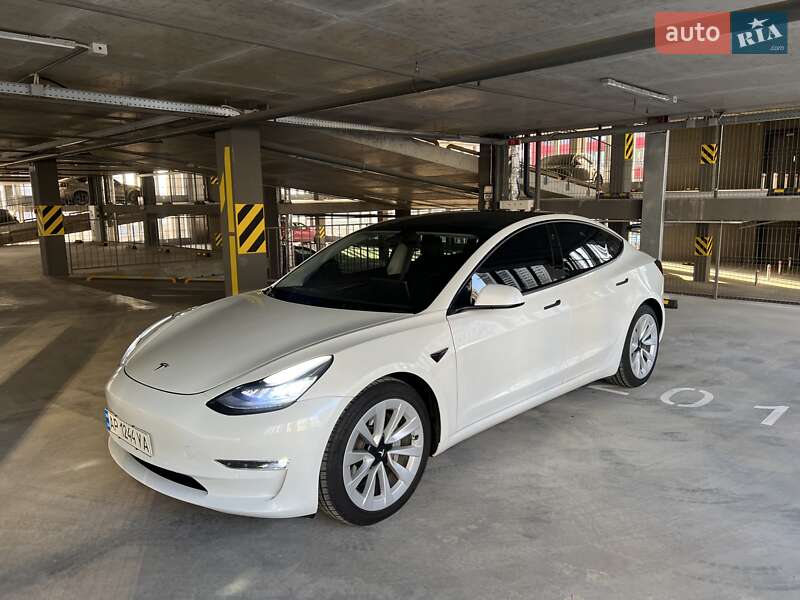 Седан Tesla Model 3 2021 в Киеве