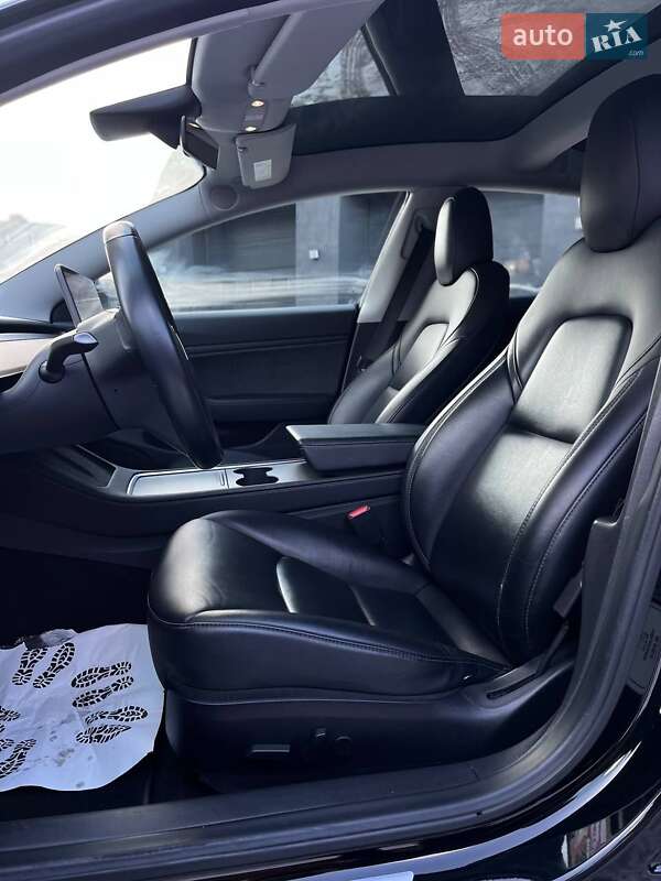 Седан Tesla Model 3 2019 в Львові