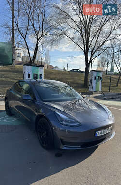 Седан Tesla Model 3 2022 в 