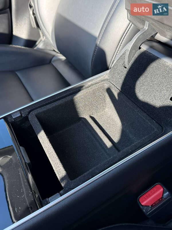 Седан Tesla Model 3 2020 в Луцке