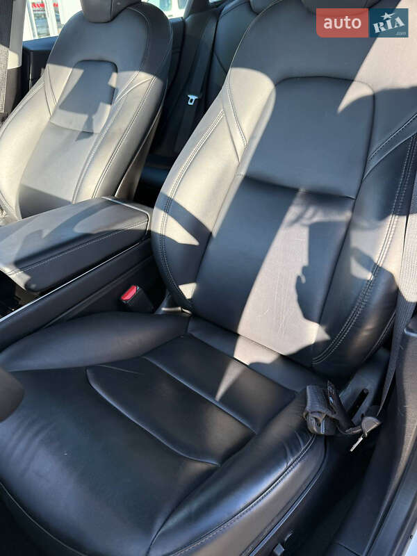 Седан Tesla Model 3 2020 в Луцке