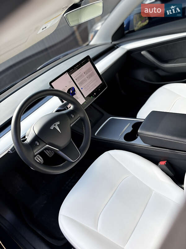 Седан Tesla Model 3 2023 в Львові