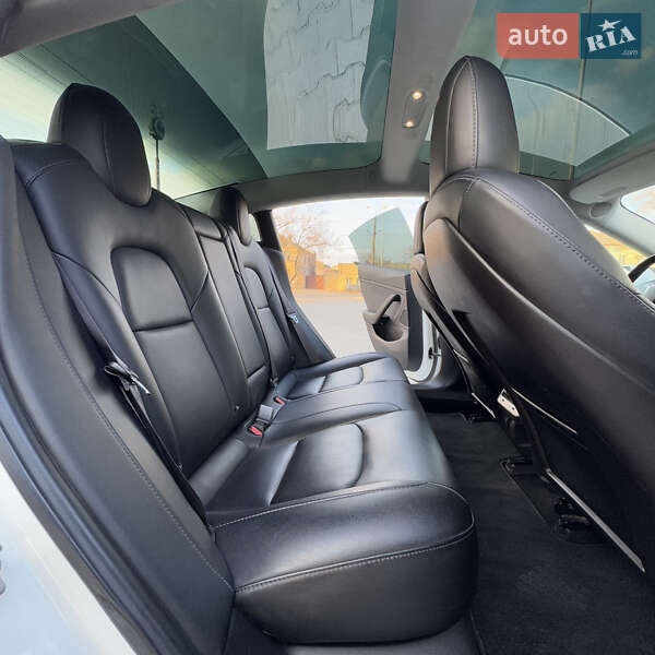 Седан Tesla Model 3 2018 в Одесі