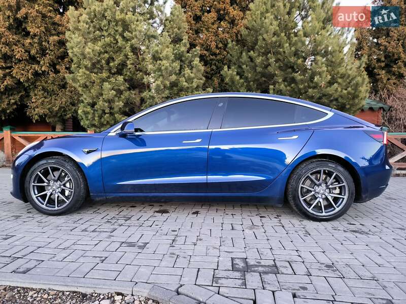 Седан Tesla Model 3 2019 в Самборі