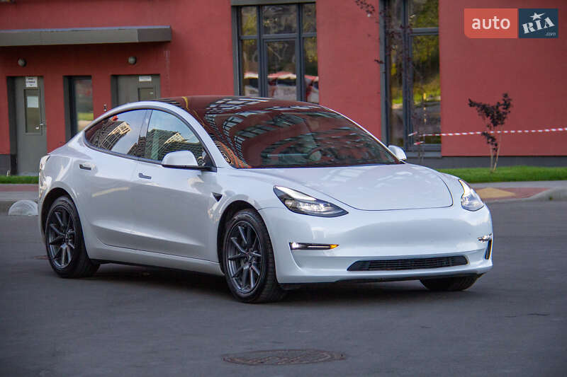 Седан Tesla Model 3 2021 в Києві
