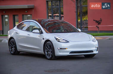 Седан Tesla Model 3 2021 в 