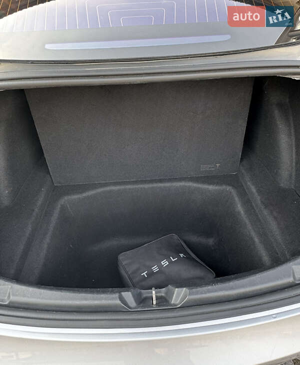 Седан Tesla Model 3 2018 в Львові