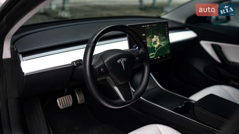 Седан Tesla Model 3 2018 в Львові