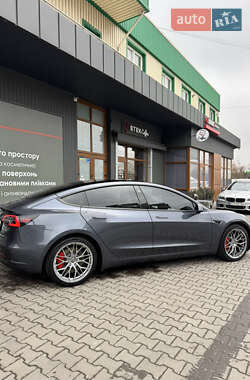 Седан Tesla Model 3 2022 в 