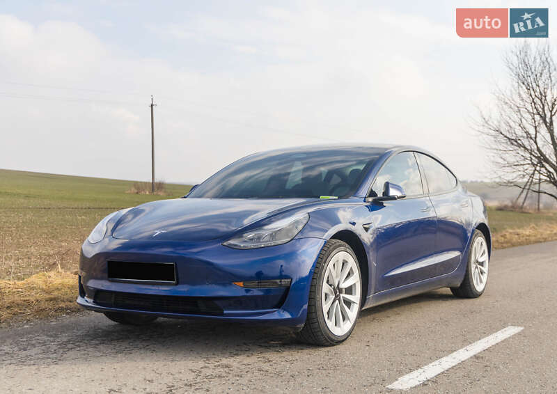 Седан Tesla Model 3 2022 в 