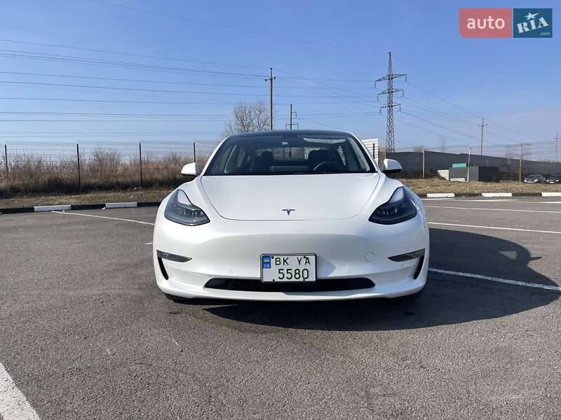 Седан Tesla Model 3 2022 в Ровно
