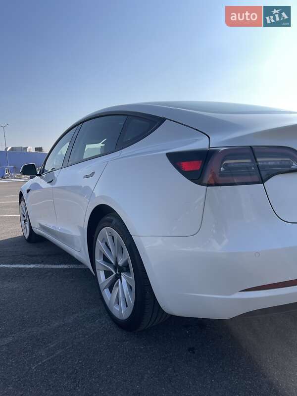 Седан Tesla Model 3 2022 в Ровно