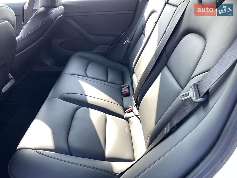 Седан Tesla Model 3 2022 в Ровно
