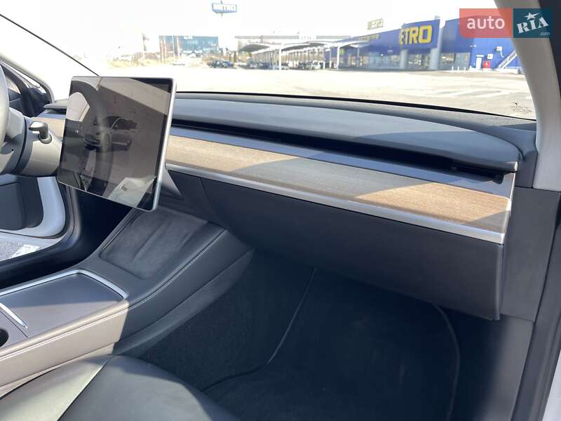 Седан Tesla Model 3 2022 в Ровно